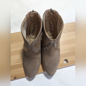 Women’s LifeStride Glamour Taupe Suede Heel Booties 6M.